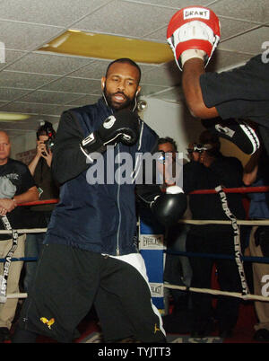 Ex mondo Light e Heavy peso campione del pugilato Roy Jones Jr detiene una mini sessione di allenamento per il New York media su 11/3/08 mentre waitng per la sua lotta contro Joe Calzaghe presso il giardino il 8 novembre 2008. (UPI foto/Ezio Petersen) Foto Stock