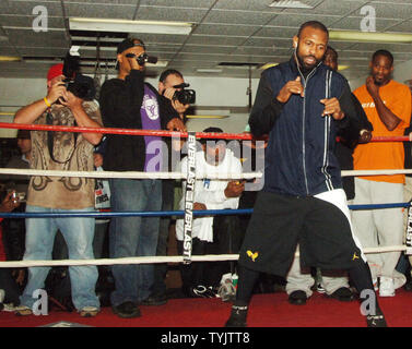 Ex mondo Light e Heavy peso campione del pugilato Roy Jones Jr detiene una mini sessione di allenamento per il New York media su 11/3/08 mentre waitng per la sua lotta contro Joe Calzaghe presso il giardino il 8 novembre 2008. (UPI foto/Ezio Petersen) Foto Stock