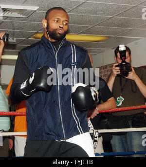 Ex mondo Light e Heavy peso campione del pugilato Roy Jones Jr detiene una mini sessione di allenamento per il New York media su 11/3/08 mentre waitng per la sua lotta contro Joe Calzaghe presso il giardino il 8 novembre 2008. (UPI foto/Ezio Petersen) Foto Stock