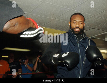 Ex mondo Light e Heavy peso campione del pugilato Roy Jones Jr detiene una mini sessione di allenamento per il New York media su 11/3/08 mentre waitng per la sua lotta contro Joe Calzaghe presso il giardino il 8 novembre 2008. (UPI foto/Ezio Petersen) Foto Stock