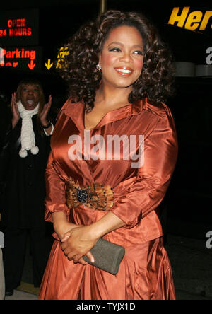 Oprah Winfrey arriva per la serata di apertura gala del cinquantesimo anniversario della Alvin Ailey Dance Company al City Center di New York il 3 dicembre 2008. (UPI foto/Laura Cavanaugh) Foto Stock