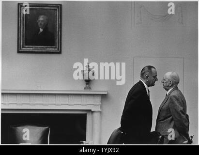 Il senatore Richard Russell e Presidente Lyndon B. Johnson, campo di applicazione e il contenuto: Posizione: Casa Bianca Cabinet Room. Illustrato: Presidente Lyndon B. Johnson, Il senatore Richard Russell. Foto Stock