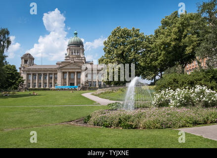 Parco Planten un Blomen (fiori e piante) parco e giardino, con Landgericht courthouse in background, Amburgo, Germania. Foto Stock