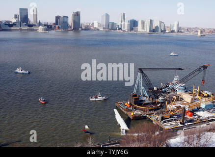 La US Airways A320 Airbus volo Jet 1549 volato da Capt. Chesley Sullenberger B. III. che si è schiantato nel fiume Hudson rimane parzialmente sommerso in acque gelide nella città di New York il 16 gennaio 2009. (UPI foto/John Angelillo) Foto Stock