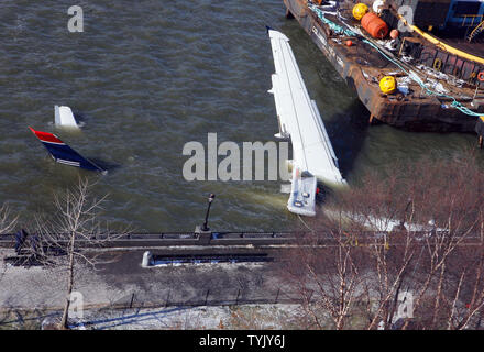 La US Airways A320 Airbus volo Jet 1549 volato da Capt. Chesley Sullenberger B. III. che si è schiantato nel fiume Hudson rimane parzialmente sommerso in acque gelide nella città di New York il 16 gennaio 2009. (UPI foto/John Angelillo) Foto Stock