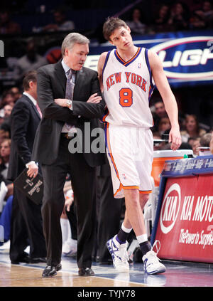 New York Knicks Danilo Gallinari (8) passeggiate passato capo allenatore Mike D'Antoni mentre si cammina indietro al Locker room nel secondo trimestre contro il Philadelphia 76ers al Madison Square Garden di New York il 17 gennaio 2009. (UPI foto/John Angelillo) Foto Stock