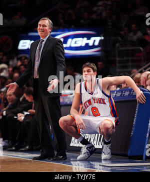 New York Knicks Danilo Gallinari attende per capo allenatore Mike D'Antoni per metterlo in gioco nel terzo trimestre contro il Philadelphia 76ers al Madison Square Garden di New York il 17 gennaio 2009. Il 76ers sconfitto il Knicks 107-97. (UPI foto/John Angelillo) Foto Stock