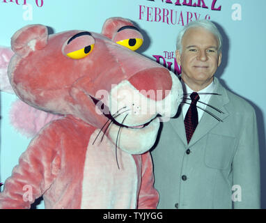 Attore Steve Martin saluta la pantera rosa mentre frequentano la New York premiere del loro film "La Pantera Rosa 2' al Teatro Ziegfeld il 3 febbraio 2009. (UPI foto/Ezio Petersen) Foto Stock