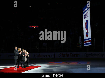 Adam tombe e la sua famiglia guarda il suo New York Rangers Jersey sollevato e appeso alle travi a vista su Adam Graves notte al Madison Square Garden di New York City il 3 febbraio 2009. (UPI foto/John Angelillo) Foto Stock