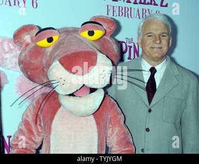 Attore Steve Martin saluta la pantera rosa mentre frequentano la New York premiere del loro film "La Pantera Rosa 2' al Teatro Ziegfeld il 3 febbraio 2009. (UPI foto/Ezio Petersen) Foto Stock