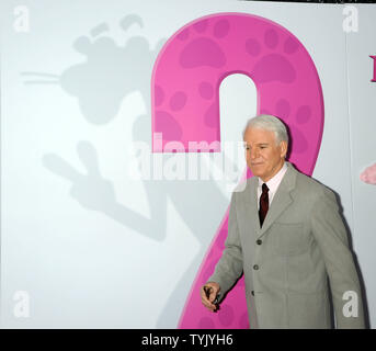 Attore Steve Martin saluta la pantera rosa mentre frequentano la New York premiere del loro film "La Pantera Rosa 2' al Teatro Ziegfeld il 3 febbraio 2009. (UPI foto/Ezio Petersen) Foto Stock