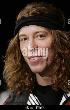 Snowboarder Shaun White arriva a East River Park per la Redbull Snowscraper snowboard concorrenza il 4 febbraio 2009 nella città di New York. (UPI foto/Monika Graff) Foto Stock