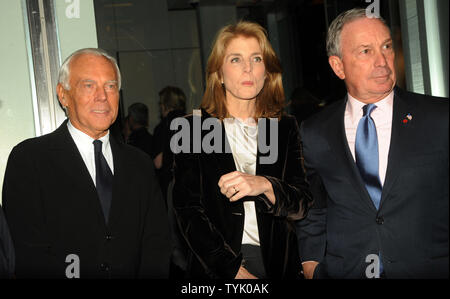 Designer Giorgio Armani (L) è unita da Caroline Kennedy e il sindaco di New York City Michael Bloomberg all apertura di un Armani/Quinta Avenue concept store di New York il 17 febbraio 2009. (UPI foto/Ezio Petersen) Foto Stock