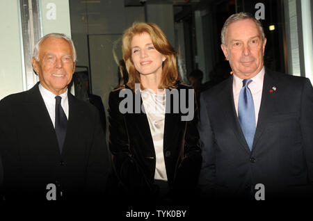 Designer Giorgio Armani (L) è unita da Caroline Kennedy e il sindaco di New York City Michael Bloomberg all apertura di un Armani/Quinta Avenue concept store di New York il 17 febbraio 2009. (UPI foto/Ezio Petersen) Foto Stock