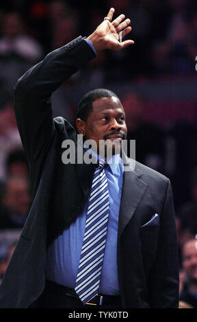 Orlando Magic assistant coach Patrick Ewing reagisce al New York Knicks ventole al Madison Square Garden di New York il 25 febbraio 2009. (UPI foto/John Angelillo) Foto Stock