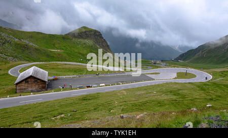 La Strada alpina del Grossglockner in Austria in un nuvoloso giorno di estate Foto Stock