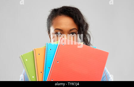 Timido americano africano donna dello studente con i notebook Foto Stock