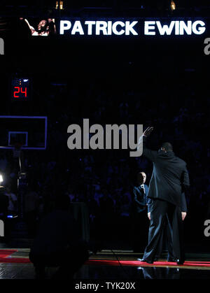 Ex New York Knick Patrick Ewing onde per i tifosi quando il Knicks onore leggende di franchising a tempo di emisaturazione del gioco contro gli Orlando Magic al Madison Square Garden di New York il 23 marzo 2009. (UPI foto/John Angelillo) Foto Stock