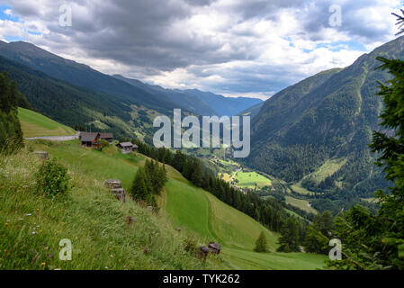 Guardando verso il basso una valle del Grossglockner Parco Nazionale verso Heiligenblut presso il monte Großglockner in estate Foto Stock