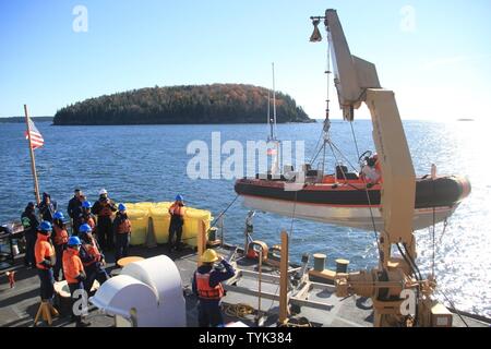 L'equipaggio della Escanaba abbassa la loro piccola barca in acqua durante la loro sabato, nov. 12, 2016 durante la loro North Atlantic patrol. Il Escanaba condotta 61 fermi durante i 65 giorni di pattuglia. Foto Stock