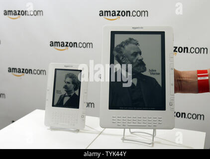 Il nuovo Kindle DX è sul display per supporti dopo il CEO di Amazon Jeff Bezos parla nel corso di una conferenza stampa che annuncia il rilascio di Kindle DX alla Pace University di New York City il 6 maggio 2009. (UPI foto/John Angelillo) Foto Stock