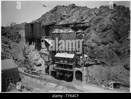 Sei società' elevato livello centrali di betonaggio e cemento impianto blending.; Portata e contenuto: fotografia dal volume due di una serie di album di foto per documentare la costruzione della Diga di Hoover, Boulder City, Nevada. Foto Stock