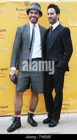 Il designer Marc Jacobs (R) con il suo fidanzato Lorenzo Martone arriva a un beneficio partita di polo dove la Gran Bretagna è il principe Harry riprodurre sulla Governors Island il 30 maggio 2009 a New York. Harry, 24, figlio del principe Carlo e la Principessa Diana, è su una due giorni di visita formale alla città che comprendeva una visita a Ground Zero. (UPI foto/Monika Graff) Foto Stock