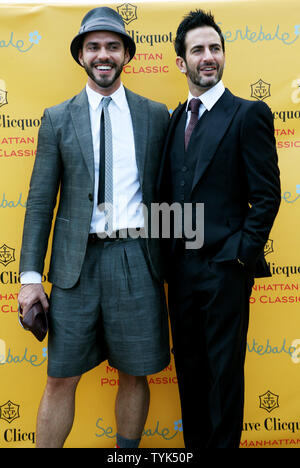 Il designer Marc Jacobs (R) con il suo fidanzato Lorenzo Martone arriva a un beneficio partita di polo dove la Gran Bretagna è il principe Harry riprodurre sulla Governors Island il 30 maggio 2009 a New York. Harry, 24, figlio del principe Carlo e la Principessa Diana, è su una due giorni di visita formale alla città che comprendeva una visita a Ground Zero. (UPI foto/Monika Graff) Foto Stock