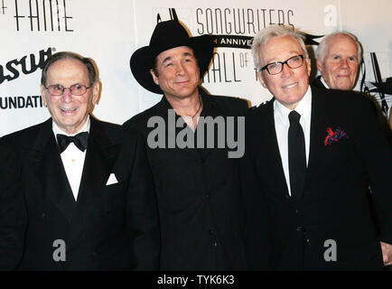 (L-R) Hal David, Clint nero e Andy Williams arriva per il 2009 Songwriters Hall of Fame quarantesimo anniversario di induzione e cerimonia di gala presso il Marriott Marquis Hotel di New York il 18 giugno 2009. (UPI foto/Laura Cavanaugh) Foto Stock