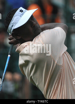 Vijay Singh di Figi guarda il suo drive off del xv scatola a t durante il primo round di U.S. Aperto a Bethpage Black in Farmingdale, New York il 19 giugno 2009. Primo Round è stata ripresa questa mattina dopo forti piogge hanno costretto i funzionari USGA per sospendere la riproduzione di ieri. (UPI foto/Kevin Dietsch) Foto Stock