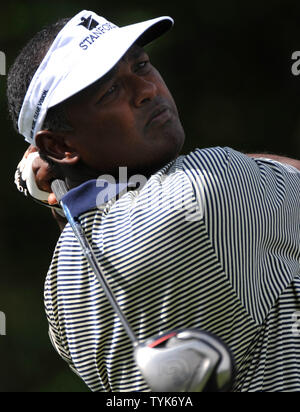 Vijay Singh di Figi guarda il suo drive off del decimo tee casella durante il secondo turno di U.S. Aperto a Bethpage Black in Farmingdale, New York il 20 giugno 2009. (UPI foto/Kevin Dietsch) Foto Stock