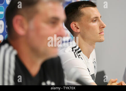 Bologna, Italia. Il 26 giugno, 2019. Calcio, U-21 uomini, in Germania, in conferenza stampa prima del campionato europeo semi-finale del team tedesco contro la Romania: Pullman Stefan Kuntz e giocatore Massimiliano Eggestein (r). Credito: Cezaro De Luca/dpa/Alamy Live News Foto Stock