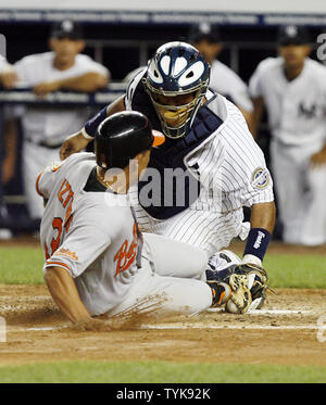 New York Yankees Jose Molina tag out Baltimore Orioles Cesar Izturis presso la piastra nella ottavo inning allo Yankee Stadium di New York City il 20 luglio 2009. (UPI foto/John Angelillo) Foto Stock