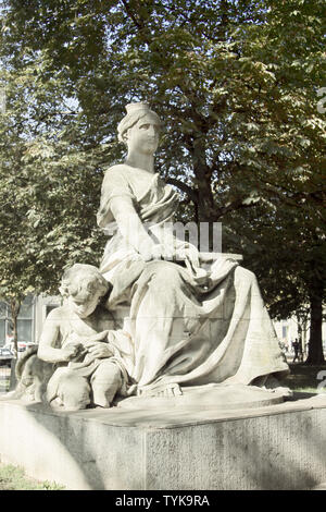 Allegoria della pace. Madre con la spada rivestito e il bambino gioca ai suoi piedi. Lione, Francia Foto Stock