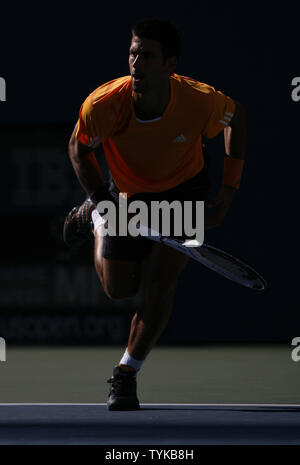 Novak Djokovic (SRB) serve a Ivan Ljubicic (CRO) il loro match di primo turno all'US Open Tennis campionati a Billie Jean King National Tennis Center a New York il 1 settembre 2009. UPI/John Angelillo Foto Stock