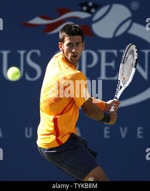 Novak Djokovic (SRB) si prepara a colpire di rovescio di Ivan Ljubicic (CRO) il loro match di primo turno all'US Open Tennis campionati a Billie Jean King National Tennis Center a New York il 1 settembre 2009. UPI/John Angelillo Foto Stock