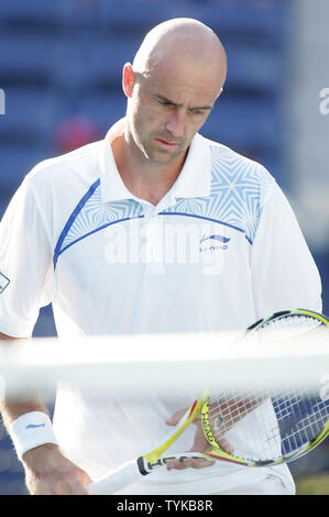 Ivan Ljubicic (CRO) reagisce dopo aver perso una partita a Novak Djokovic di Serbia nella terza serie di giocare a US Open Tennis Championship il 1 settembre 2009 a New York. Djokovic ha vinto 6-3, 6-1, 6-3. UPI /Monika Graff. Foto Stock