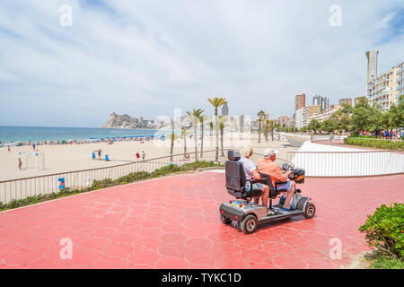 Benidorm, Spagna, 17 Giugno, 2019: coppia Senior sulla mobilità scooter godendo le vacanze estive a Benidorm, Spagna Foto Stock