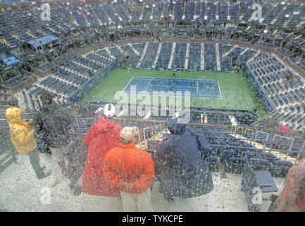 L'Arthur Ashe Stadium è visto attraverso una pioggia-opener barriera di plexiglass come wet weather sospende la riproduzione a US Open Tennis Championship dove la mens e donna semi-finale corrisponda dove previsto per giocare su Settembre 11, 2009 a New York. UPI /Monika Graff Foto Stock