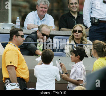 Jack Nicholas firma autografi come egli orologi Roger Federer, numero uno di sementi, della Svizzera, prendere su Novak Djokovic della Serbia nel semi-finale corrisponde a US Open Tennis Championship il 13 settembre 2009 a New York. UPI /Monika Graff . Foto Stock