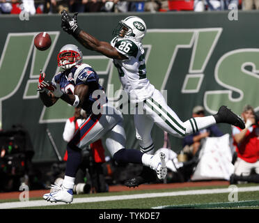 New York getti Lito Sheppard (26) rompe un pass destinati al New England Patriots Joey Galloway nel secondo trimestre nella settimana 1 della stagione di NFL al Giants Stadium di East Rutherford, New Jersey il 20 settembre 2009. UPI /John Angelillo Foto Stock