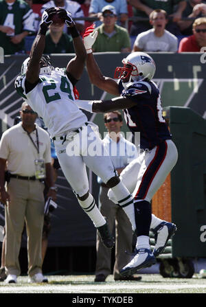 New York getti Darrelle Revis intercetta un pass destinati al New England Patriots Randy Moss nel primo trimestre nella settimana 1 della stagione di NFL al Giants Stadium di East Rutherford, New Jersey il 20 settembre 2009. UPI /John Angelillo Foto Stock
