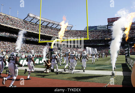 Il New York getti scendere in campo prima della partita contro il New England Patriots nella settimana 2 della stagione di NFL al Giants Stadium di East Rutherford, New Jersey il 20 settembre 2009. I getti sconfitto i patrioti 16-9. UPI /John Angelillo Foto Stock