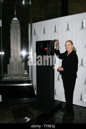 Lauren Bacall ospita la cerimonia di illuminazione all'Empire State Building per celebrare il 125° anniversario dell'Accademia americana delle arti drammatiche all'Empire State Building a New York il 2 ottobre 2009. UPI/Laura Cavanaugh Foto Stock