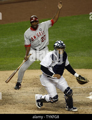 Los Angeles gli angeli di Anaheim Vladimir Guerrero waves home.Erick Aybar mentre New York Yankees Jose Molina insegue un passo selvatico nel quinto innng del gioco 2 del ALCS allo Yankee Stadium di New York City il 17 ottobre 2009. UPI/John Angelillo Foto Stock