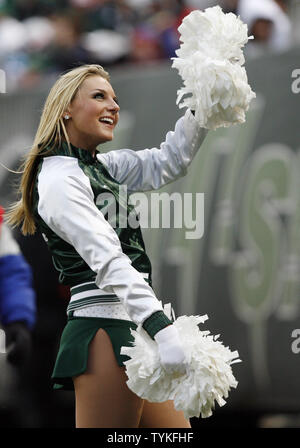 Il New York getti equipaggio di volo cheerleaders reagiscono con i tifosi mentre i getti riprodurre le fatture della Buffalo nella settimana 6 della stagione di NFL al Giants Stadium di East Rutherford, New Jersey, il 18 ottobre 2009. Le bollette sconfitto i getti in lavoro straordinario 16-13. UPI /John Angelillo Foto Stock