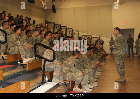 Più di 100 soldati da 369 società chimica basata al di fuori del Fort Bliss, Texas, restituiti da un periodo di nove mesi di deployment in Kuwait il 14 novembre. 76Th Divisione risposta operativa vice comandante generale, Briga. Gen. James Blankenhorn, e il comando Sgt. Il Mag. Michael Robinson, erano a disposizione per accogliere i soldati come hanno camminato giù dal chartered aereo. Foto Stock