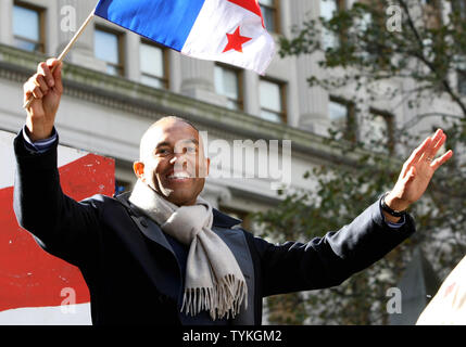 Mariano Rivera onde ai fan come egli corse su un galleggiante durante il ticker tape parade dove i New York Yankees sono onorato per il loro World Series vincere il 6 novembre 2009 in New York City. Gli Yankees sconfitto il Philadelphia Phillies in sei giochi per loro 27th World Series vincere. UPI foto/Monika Graff Foto Stock