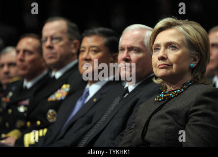 Il segretario di Stato Hillary Rodham Clinton, il Segretario alla Difesa Robert Gates, Segretario della Veterans Affairs gen. Eric Shinseki , Presidente del Comune di capi di Stato Maggiore Adm. Michael Mullen e ADM. David Petraeus (R a L) guarda su come Stati Uniti Il presidente Barack Obama parla della sua decisione di aumentare NEGLI STATI UNITI i livelli di truppe in Afghanistan da circa 30.000 durante un discorso presso l'U.S. Accademia Militare di West Point, New York il 1 dicembre 2009. L'accumulo è mirato ad invertire i talebani avanza nel paese e per addestrare soldati afgani e forze di polizia. UPI/Roger L. Wollenberg Foto Stock