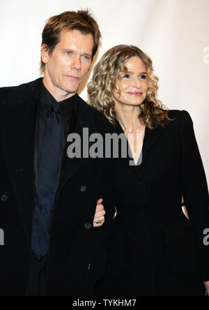 Kevin Bacon e Kyra Sedgwick arriva per il museo di immagine in movimento saluto a Clint Eastwood e anticipo speciale Screening di 'Invictus' al Paris Theatre di New York il 1 dicembre 2009. UPI /Laura Cavanaugh Foto Stock